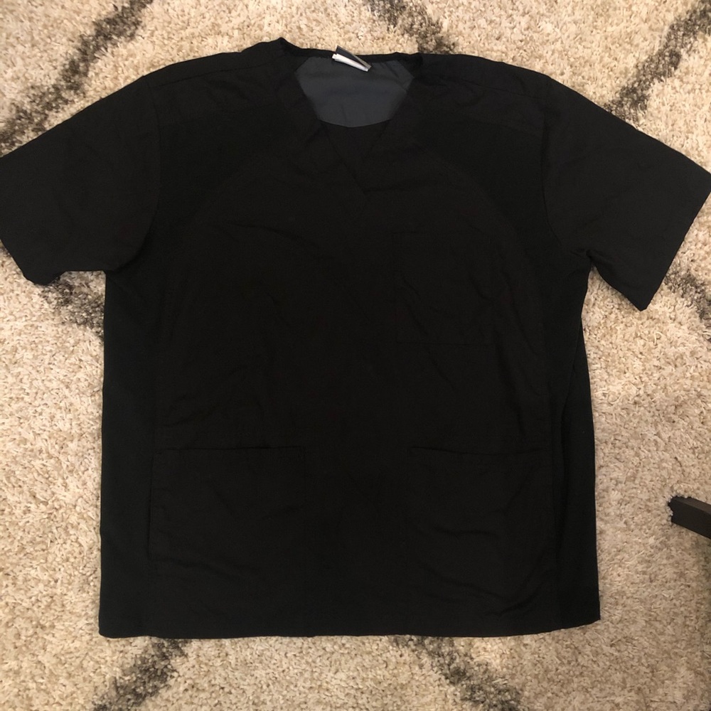 Men’s UA scrub top